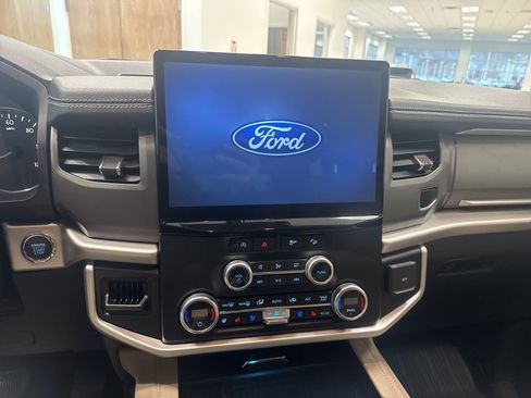Used 2024 Ford Expedition XLT image 5