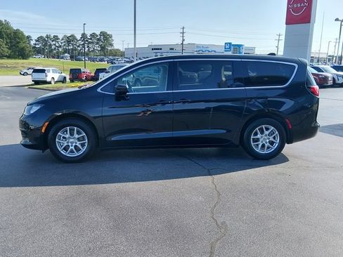 Used 2023 Chrysler Voyager LX FWD image 6