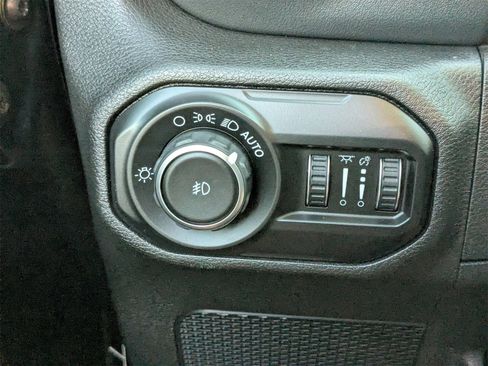 Used 2020 Jeep Wrangler Unlimited Sahara image 26