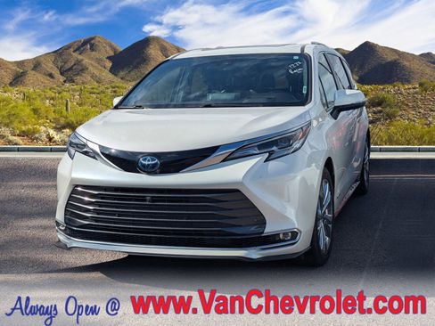 Used 2021 Toyota Sienna Platinum image 1