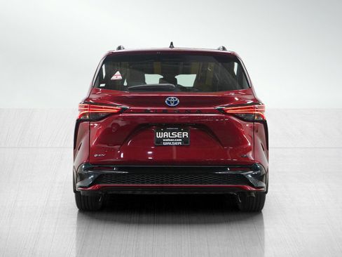Used 2025 Toyota Sienna XSE FWD image 4