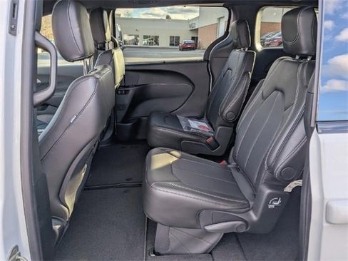 New 2026 Chrysler Pacifica Select image 24