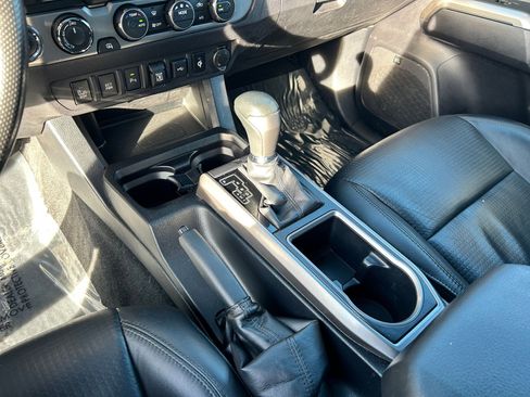 Used 2020 Toyota Tacoma Limited AWD/4WD image 19
