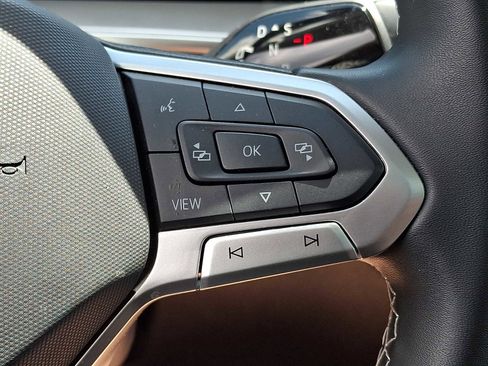 Used 2025 Volkswagen Tiguan SE w/ Panoramic Sunroof Package AWD/4WD image 19