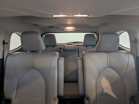 Used 2020 Toyota Highlander XLE image 27