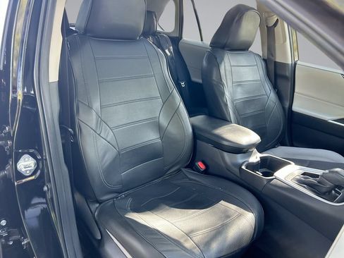 Used 2025 Toyota RAV4 XLE FWD image 31