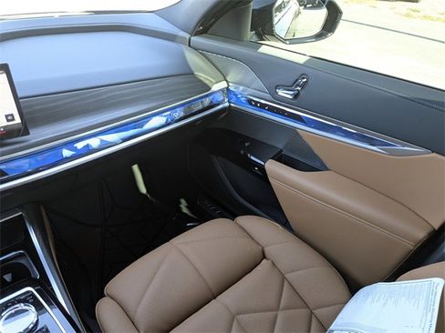 Used 2025 BMW 740i image 16