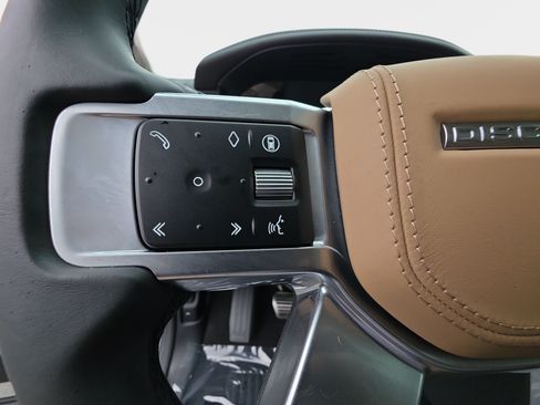 Used 2025 Land Rover Discovery Metropolitan Edition AWD/4WD image 18