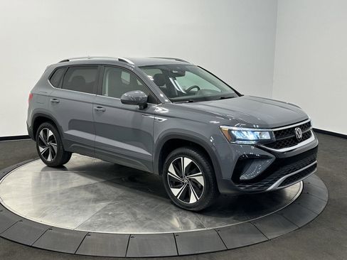 Used 2023 Volkswagen Taos SE AWD/4WD image 2