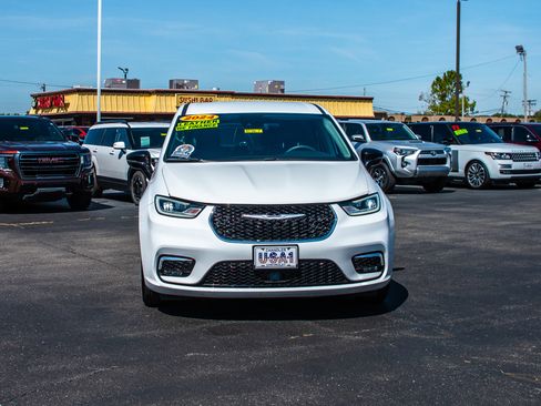 Used 2024 Chrysler Pacifica Touring-L FWD image 2