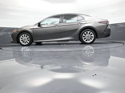 Used 2021 Toyota Camry LE AWD/4WD image 31