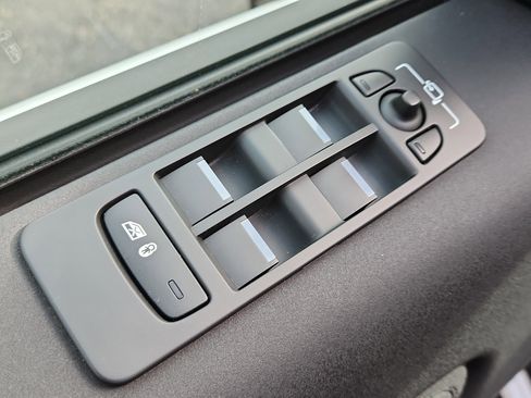 Used 2023 Land Rover Discovery Sport SE image 8