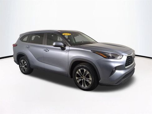 Used 2023 Toyota Highlander XLE FWD image 2