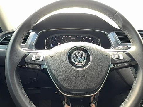Used 2020 Volkswagen Tiguan SEL image 18