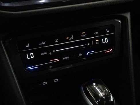 Used 2024 Volkswagen Tiguan SE AWD/4WD image 27