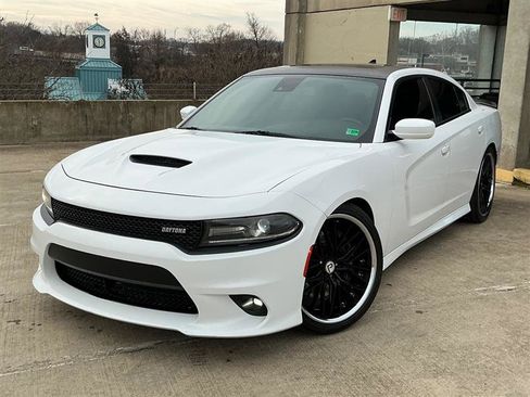 Used 2017 Dodge Charger R/T image 2