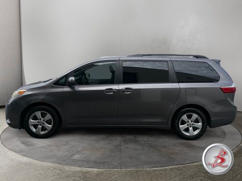 Used 2017 Toyota Sienna LE FWD image 4