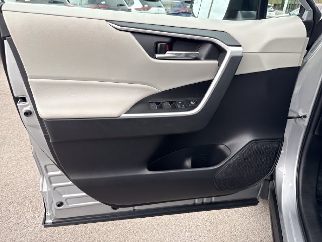 Used 2022 Toyota RAV4 XLE w/ Convenience Package FWD image 12