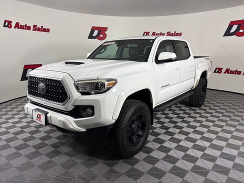 Used 2018 Toyota Tacoma TRD Sport AWD/4WD image 2
