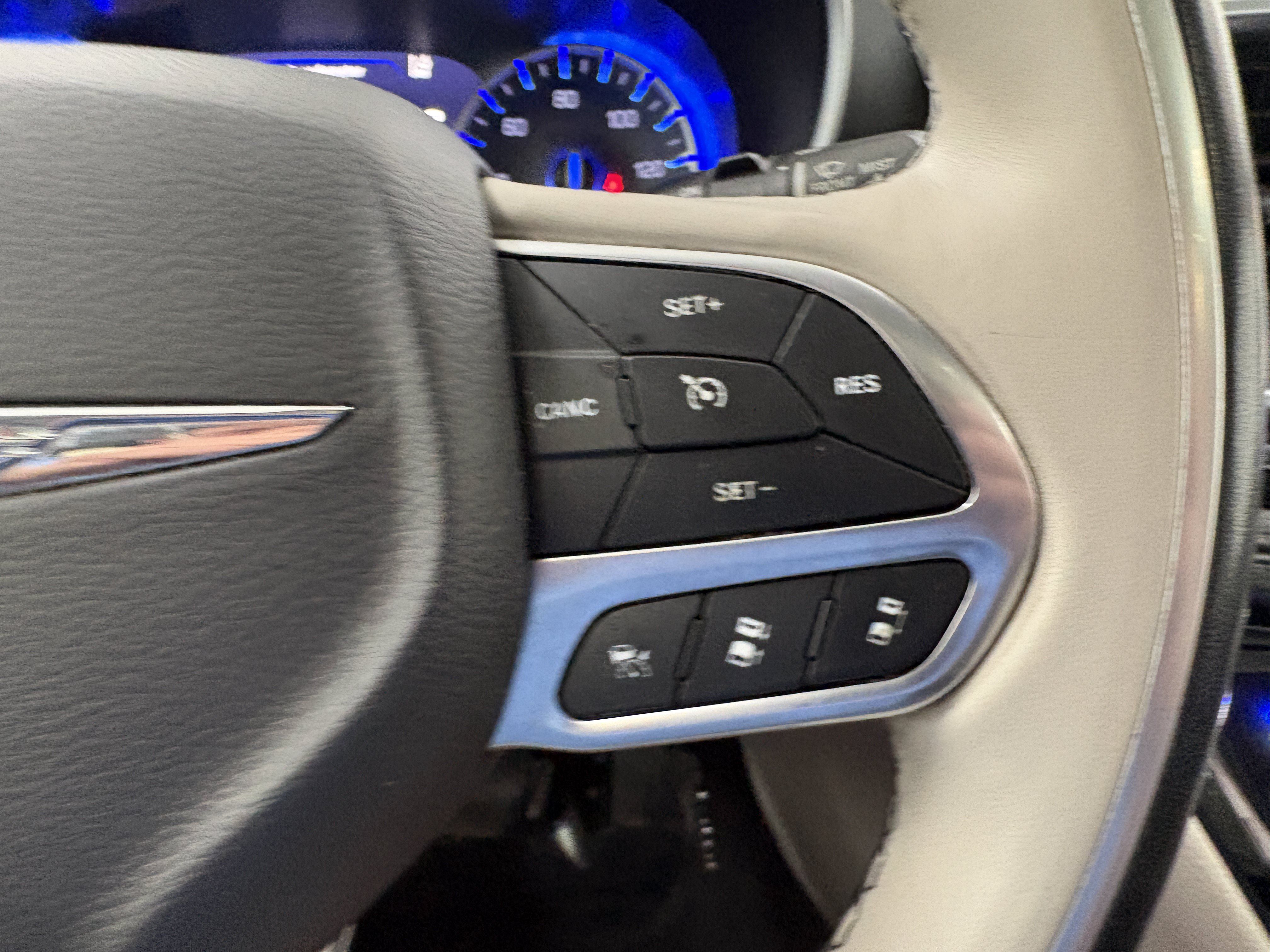 Used 2020 Chrysler Pacifica Limited w/ Advanced Safetytec Group FWD image 35