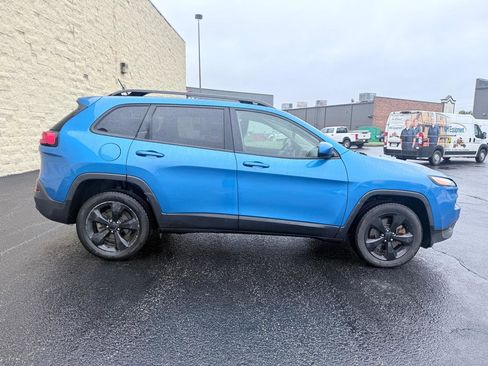 Used 2018 Jeep Cherokee Latitude w/ Altitude Package FWD image 6