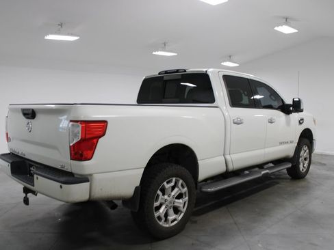 Used 2017 Nissan Titan SL RWD image 9