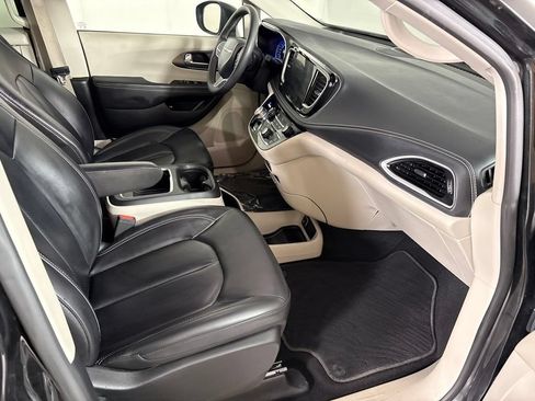Used 2023 Chrysler Pacifica Touring-L FWD image 16