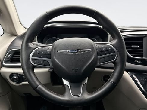 Used 2020 Chrysler Pacifica Touring FWD image 12