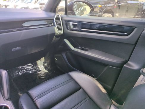 Used 2023 Porsche Cayenne S AWD/4WD image 18