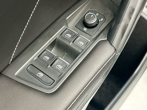 Used 2024 Volkswagen Tiguan SE FWD image 21