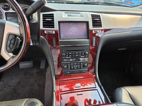 Used 2013 Cadillac Escalade ESV Luxury RWD image 7