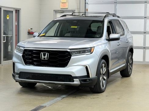 Used 2023 Honda Pilot Touring image 3