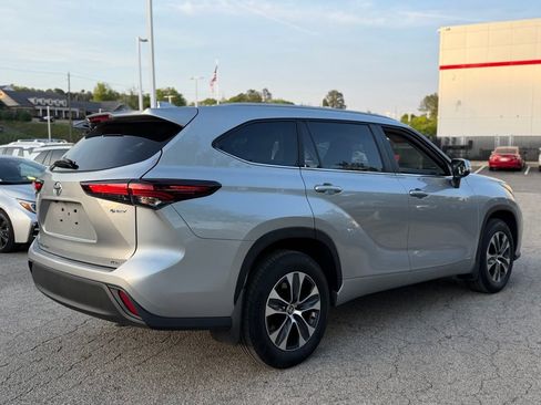 Used 2025 Toyota Highlander XLE image 3