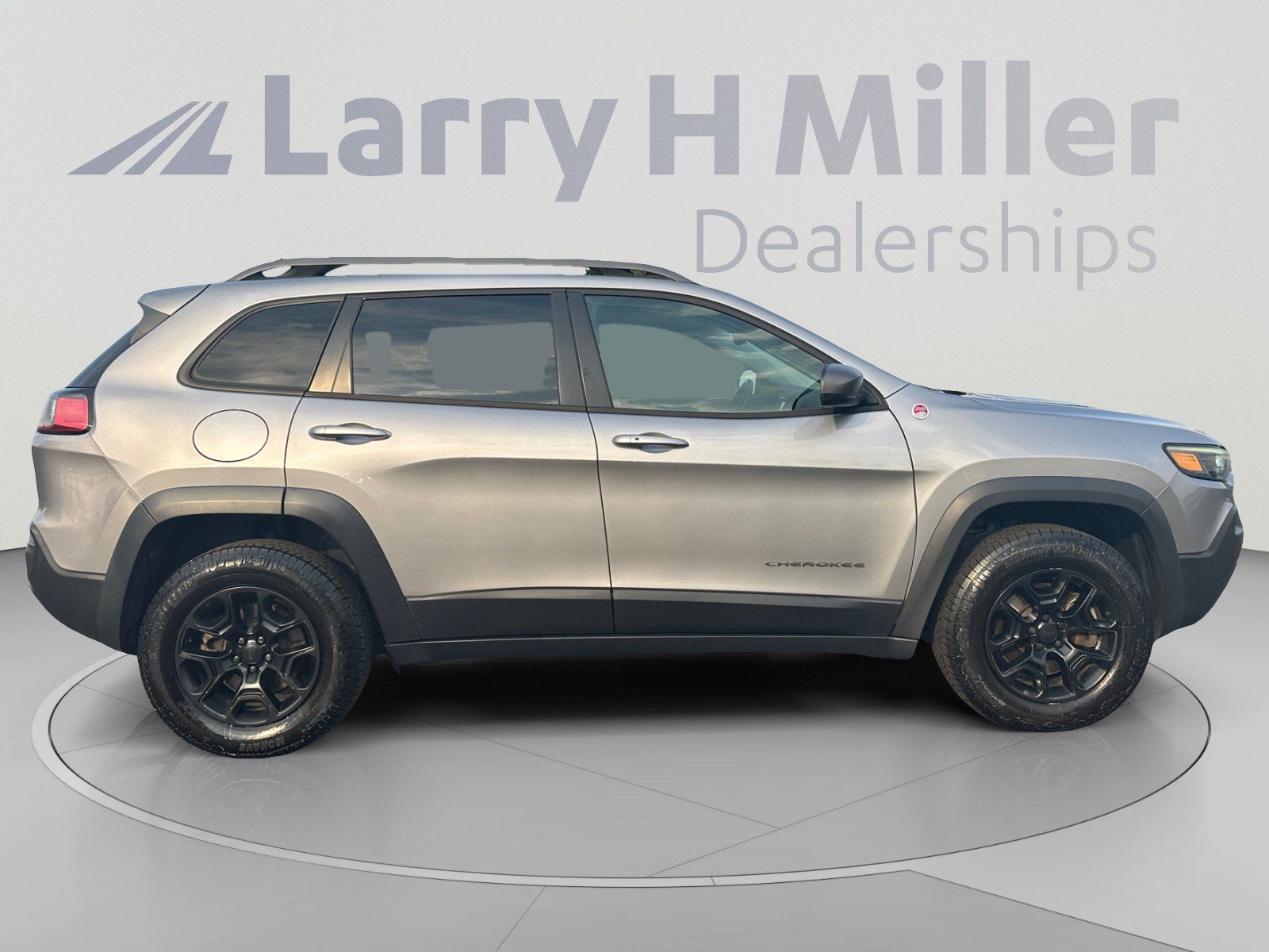 Used 2019 Jeep Cherokee Trailhawk w/ Cold Weather Group AWD/4WD image 6