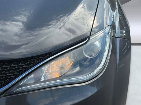 Used 2020 Chrysler Pacifica Touring-L image 11