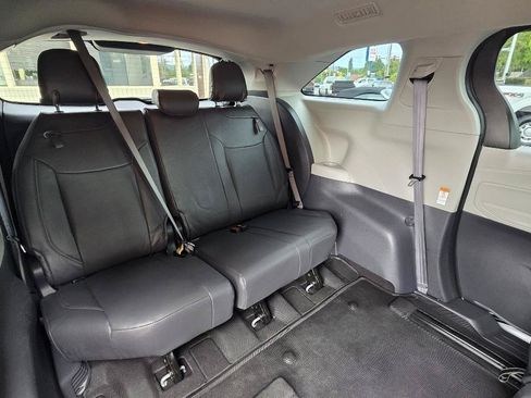 Used 2021 Toyota Sienna LE FWD image 18