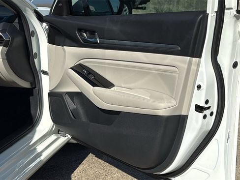 Used 2023 Nissan Altima 2.5 SV w/ SV Premium Package image 32