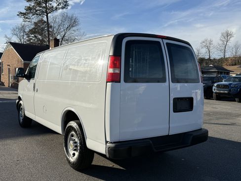 Used 2011 Chevrolet Express 2500 image 12