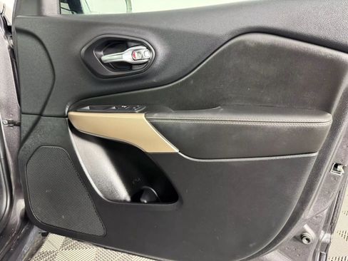 Used 2018 Jeep Cherokee Limited AWD/4WD image 40
