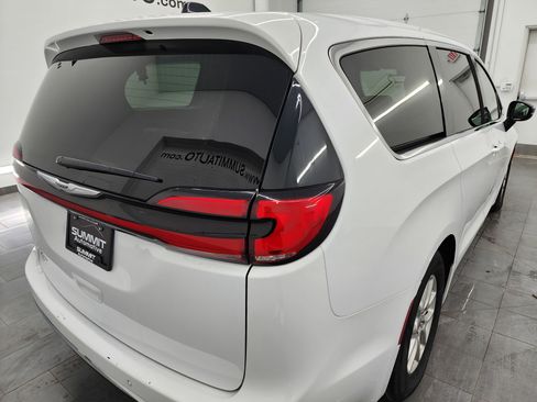 Used 2024 Chrysler Pacifica Touring-L image 5