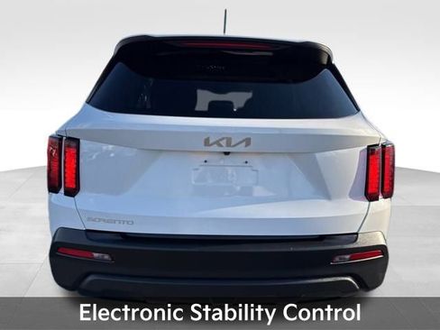 Used 2023 Kia Sorento LX image 9