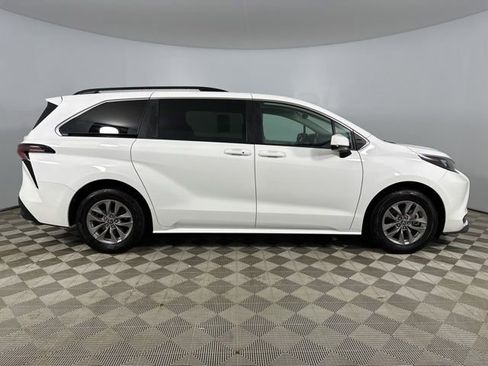 Used 2025 Toyota Sienna LE AWD/4WD image 7