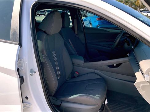 Used 2025 Hyundai Elantra Sport image 8
