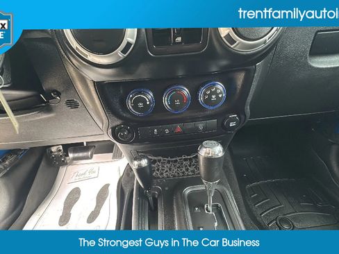 Used 2015 Jeep Wrangler Unlimited Rubicon w/ Connectivity Group image 28