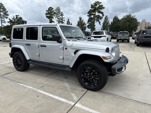 Used 2023 Jeep Wrangler Unlimited Sahara w/ Cold Weather Group AWD/4WD image 2