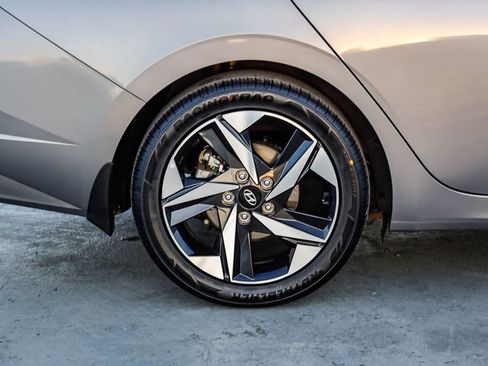 Used 2023 Hyundai Elantra Limited w/ Winter Weather Package FWD image 21