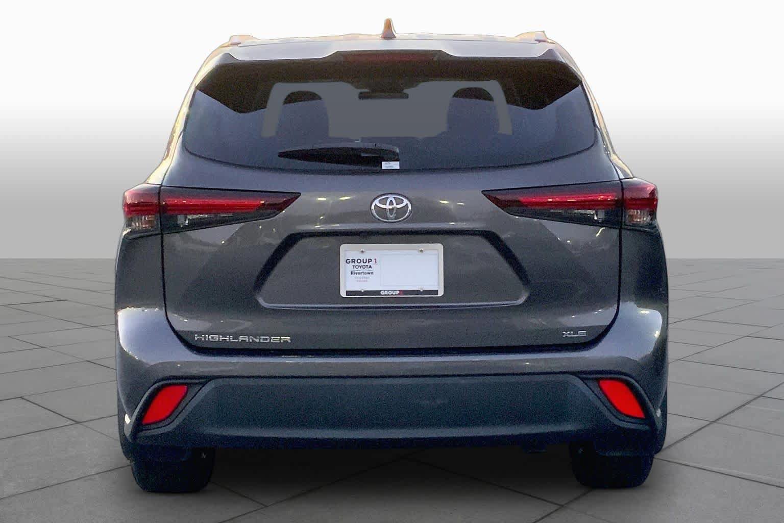 Used 2024 Toyota Highlander XLE FWD image 5