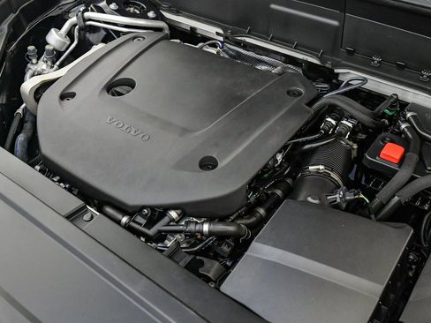 Certified 2025 Volvo XC90 B6 Ultra image 30