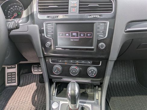 Used 2017 Volkswagen GTI SE image 33