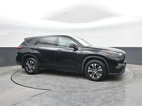 Used 2021 Toyota Highlander XLE AWD/4WD image 8